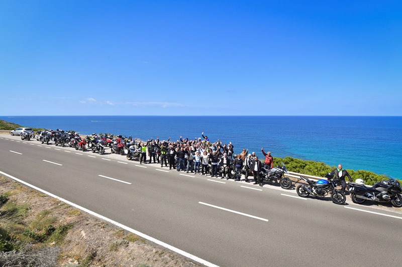 gruppo di moto su strada con sfondo mare