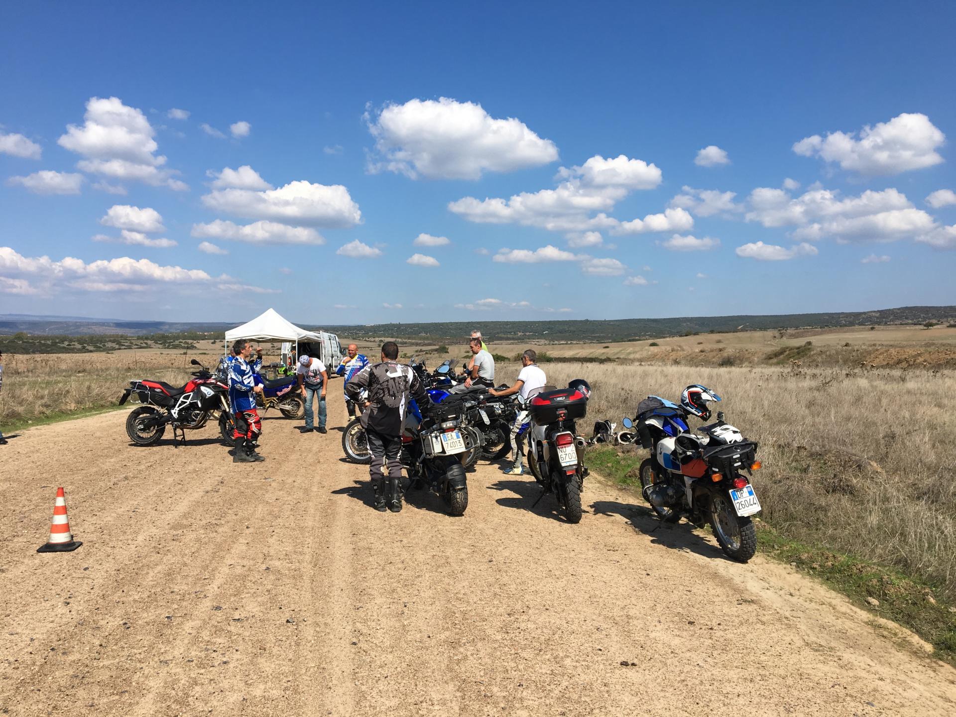 gruppo di moto su strada deserto