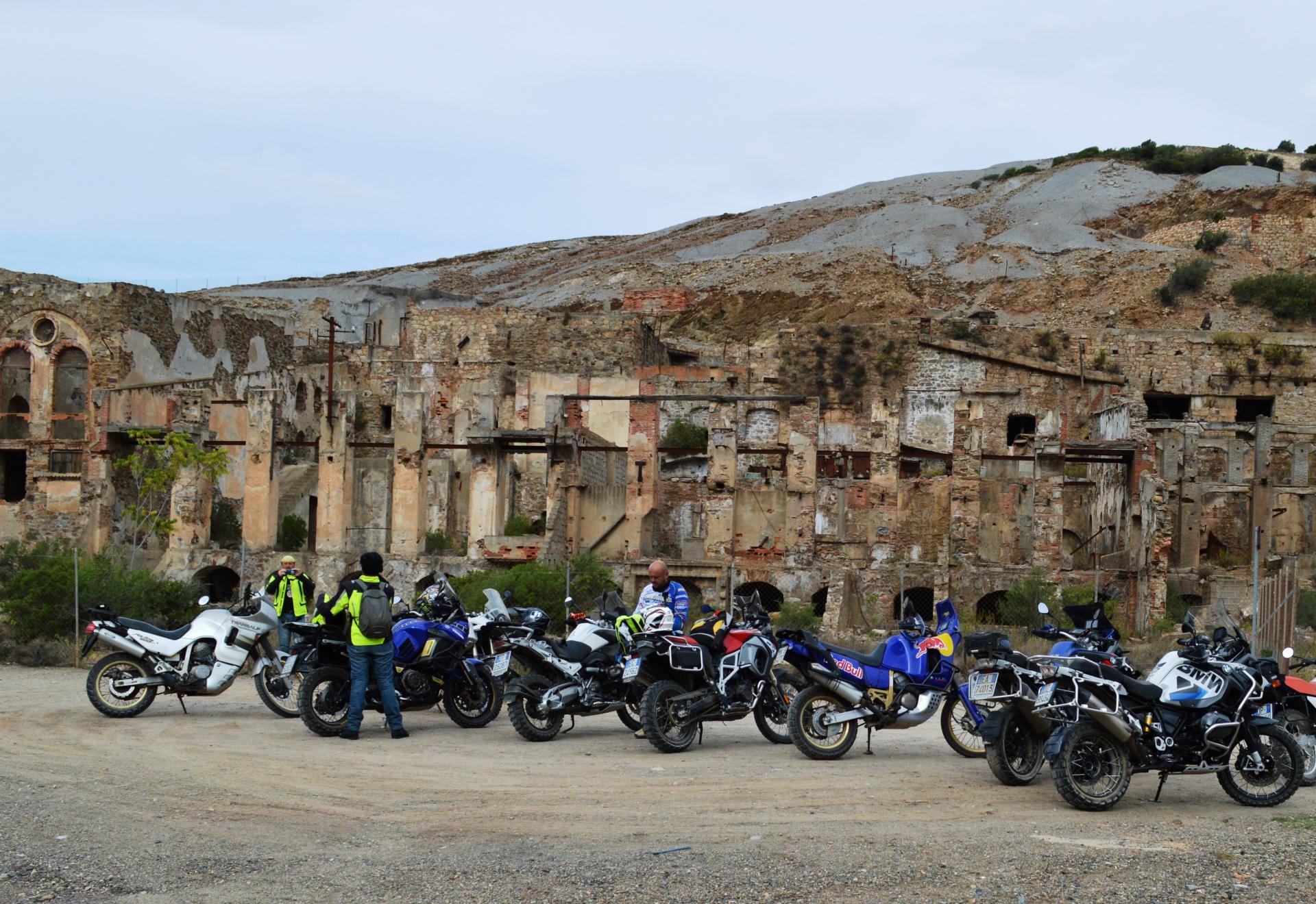 gruppo moto davanti a minera abbandonata