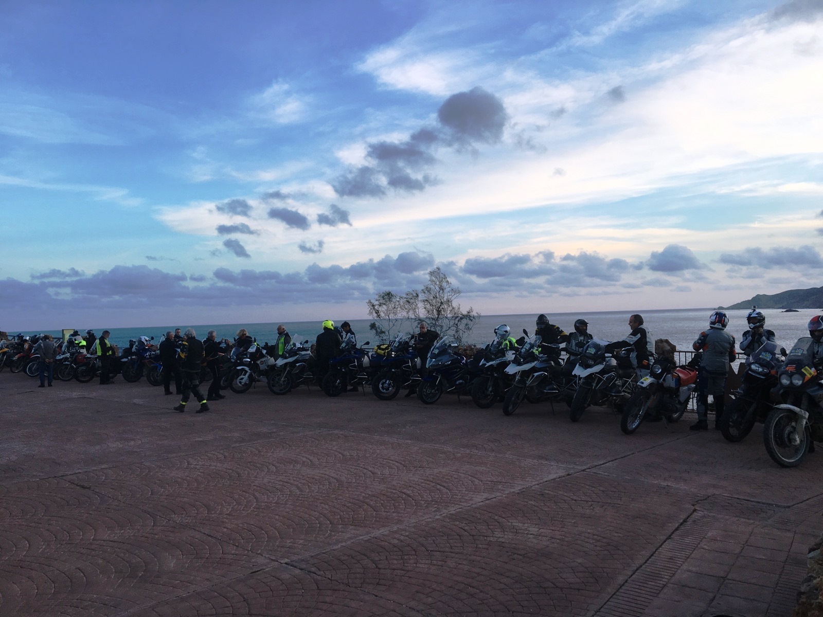gruppo di moto su piazzale con vista mare