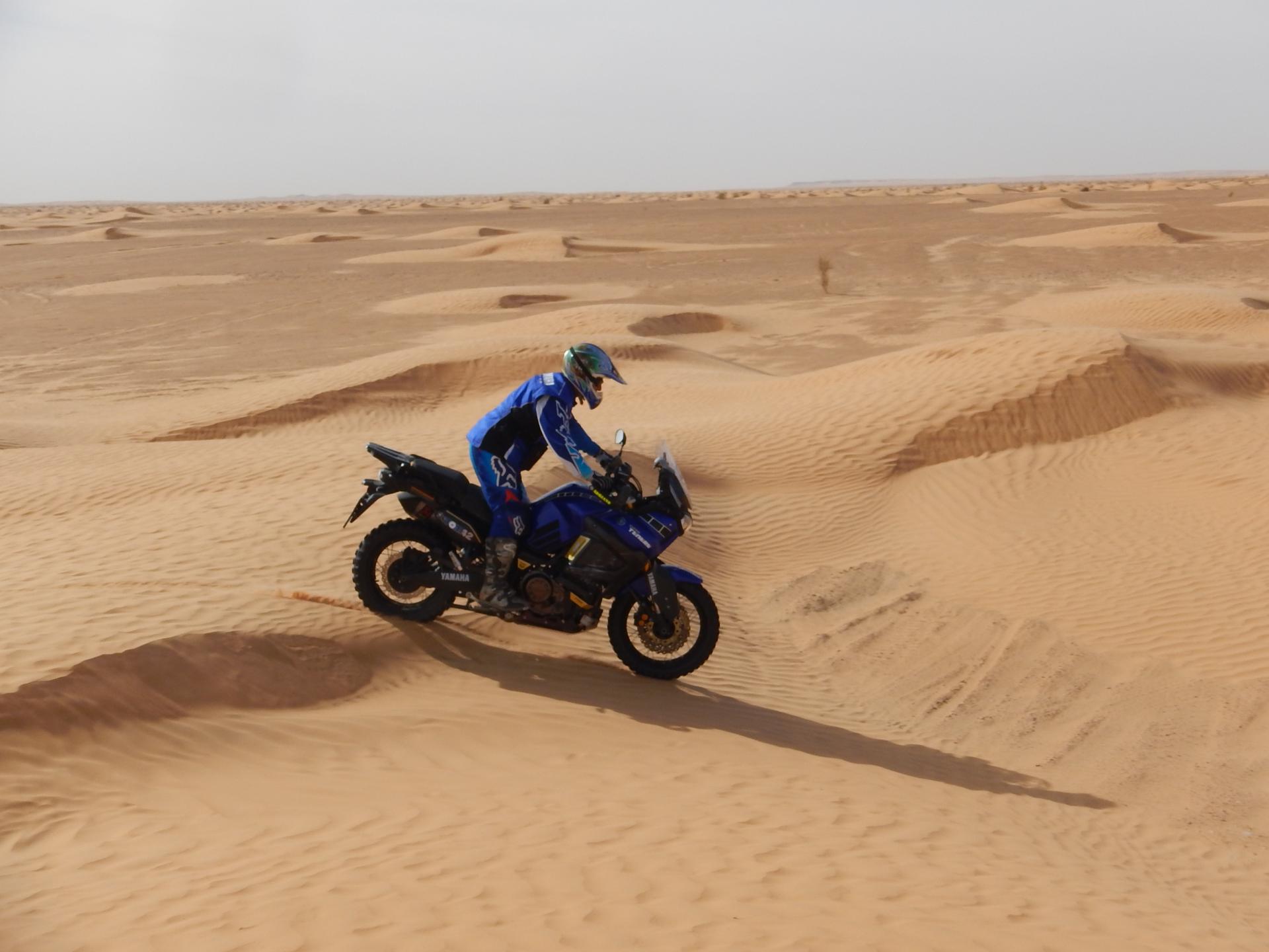 Moto sulle dune del deserto
